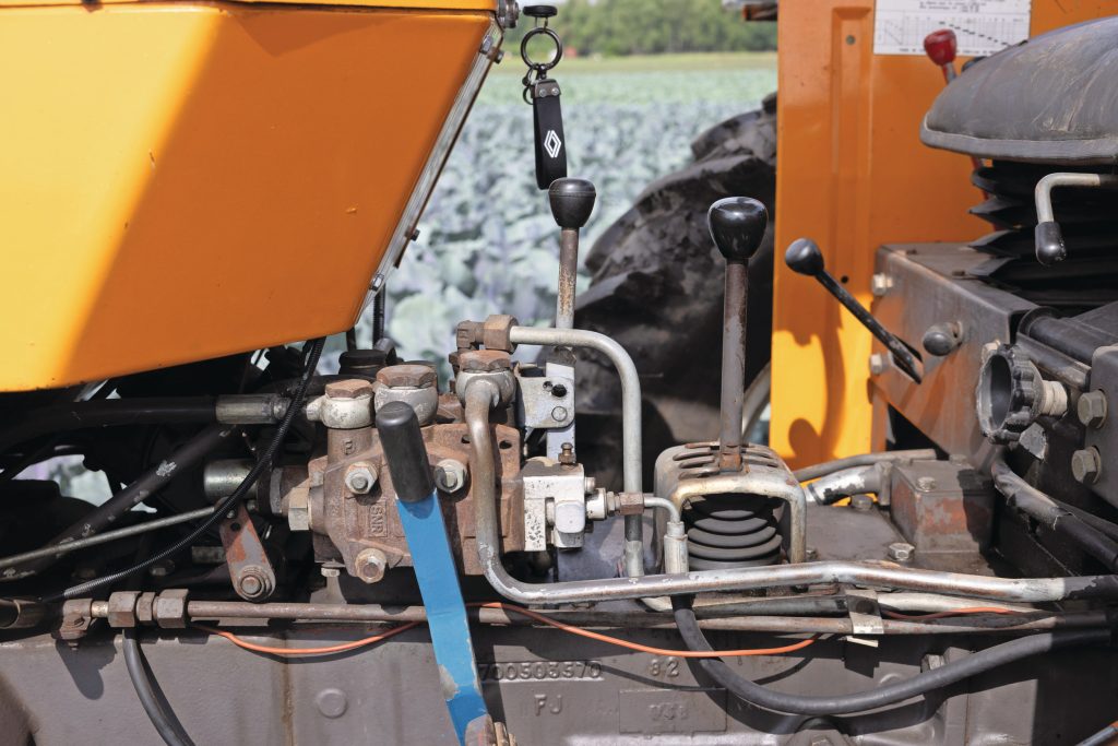 Herkenbare techniek. Geen schakelaars of drukknoppen maar hendels en opgebouwde hydrauliek.