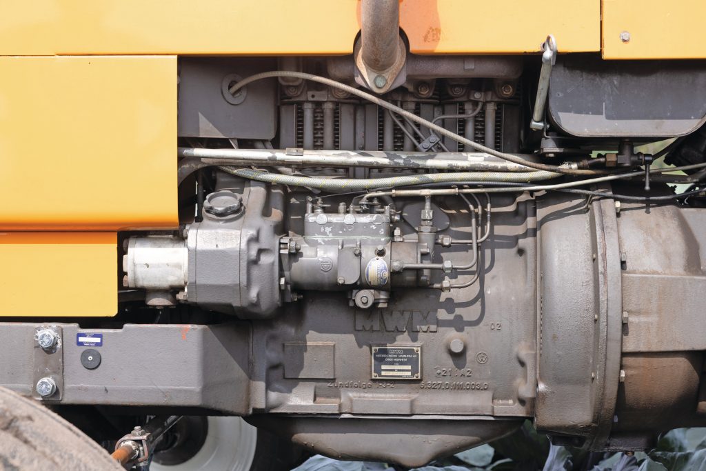 Renault heeft veel met MWM-motoren gewerkt. Bij de lichtere trekkers waren die vaak luchtgekoeld.