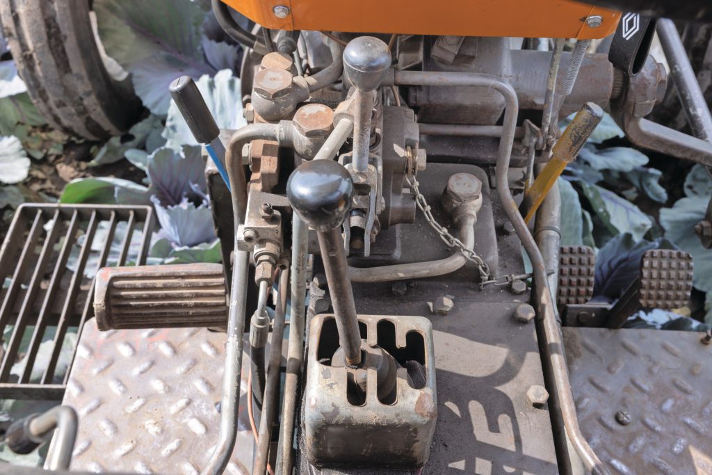 Zeer herkenbaar voor de Renaults uit het cabineloze tijdperk: het schakelpatroon. Al nam de fabrikant niet de moeite om duidelijke cijfers bij de sleuven te graveren.