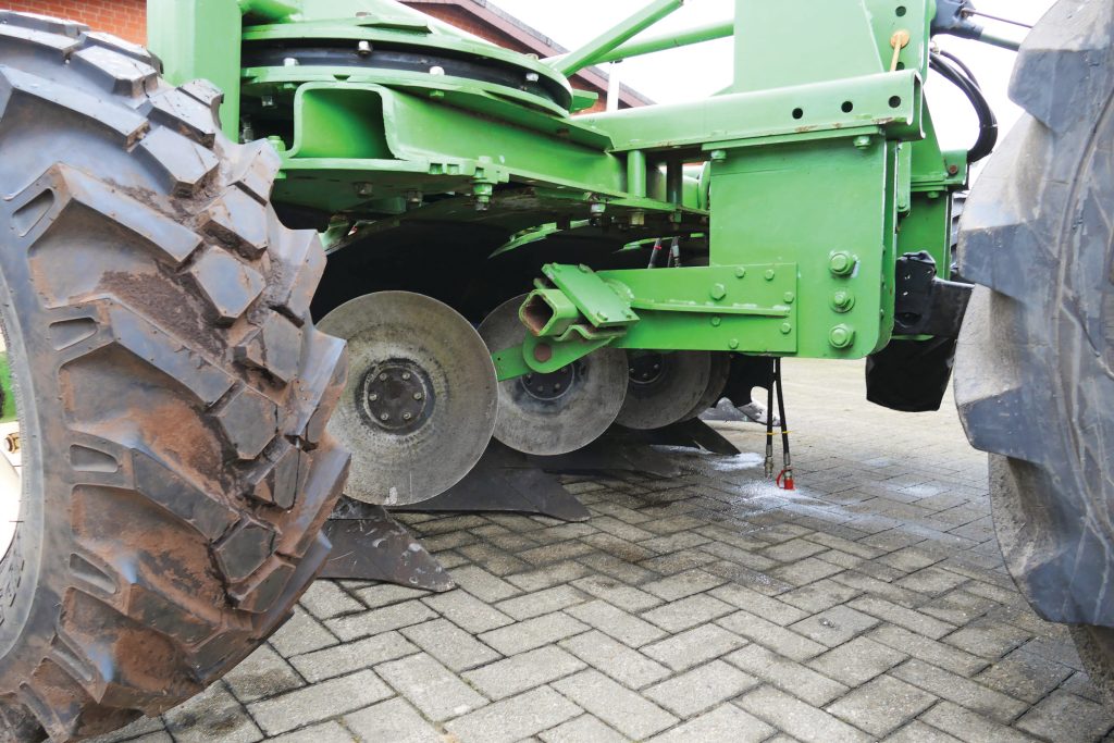 Een stel centraal in hoogte verstelbare schijven neemt de functie van voorscharen voor zijn rekening.