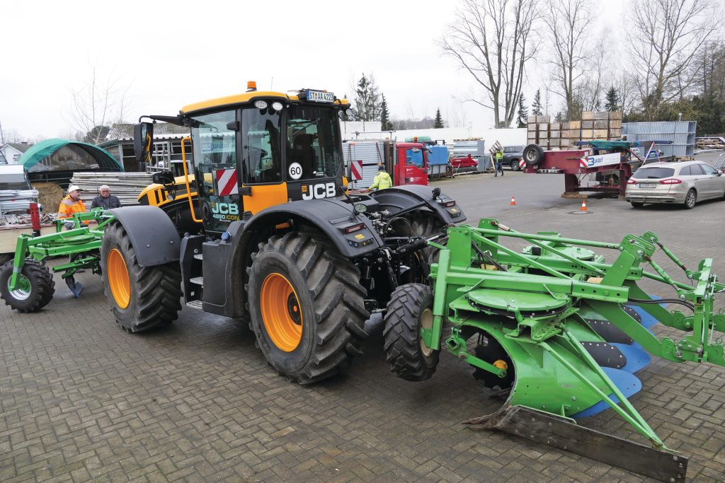 Aan beide zijden zorgt een steunwiel voor diepteregeling. In transport klappen de wielen naar binnen om binnen 3 meter te blijven.