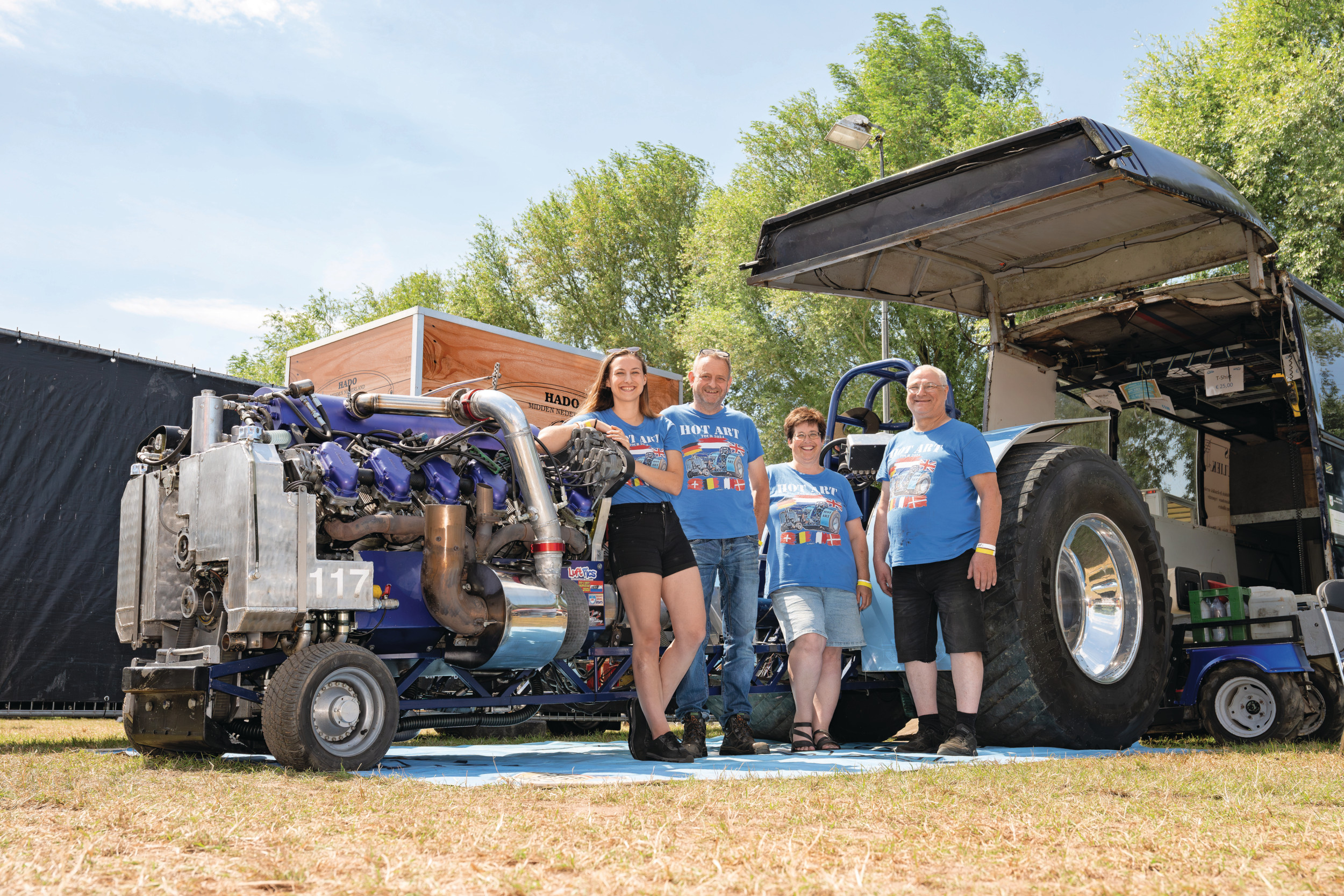 Dit is tractorpullingteam Hot Art met v.l.n.r. Kyra Kustermans, Ad Luijken, Carole Kustermans en Martin Kustermans. Hoe bereidt het team zich voor om een perfecte run te kunnen maken tijdens een wedstrijd? TREKKER loopt een dagje mee tijdens de wedstrijd in Putten. Foto: Michel Velderman