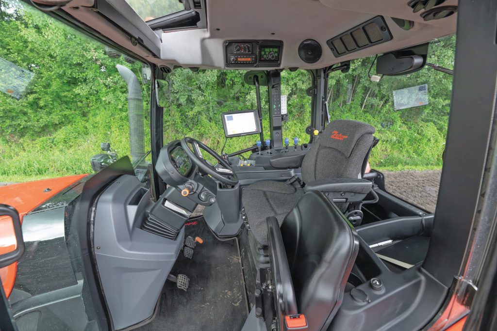 Het is goed toeven in de cabine. Het stuur met dashboard is kantelbaar en het zicht rondom en naar boven via het panaromadak is uitstekend.