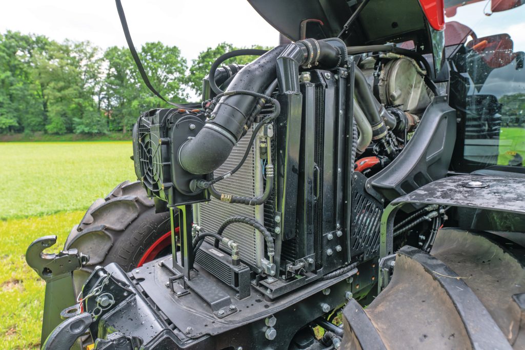 Onder de motorkap ligt geen Zetor-krachtbron meer, maar een Deutz. Zetor koopt voortaan Deutz-motoren in omdat het niet lukte de eigen motoren Fase V-fähig te krijgen.