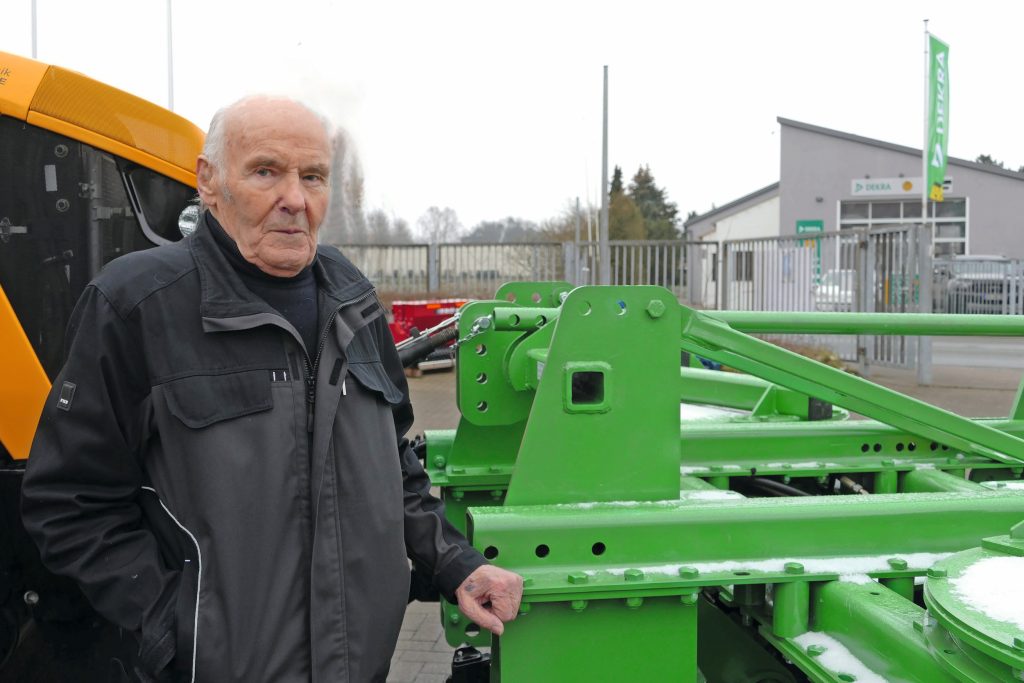 Hans von der Heide (87) was destijds uitvinder van de U-kuilvoersnijder en heeft inmiddels zo’n 100 patenten op zijn naam. Hij verwacht dat zijn laatste uitvinding, de parallelploeg, door robotisering een plaats krijgt in de markt. “Is het niet hier, dan wel in China”, zegt Von der Heide. Foto’s: Martin Smits