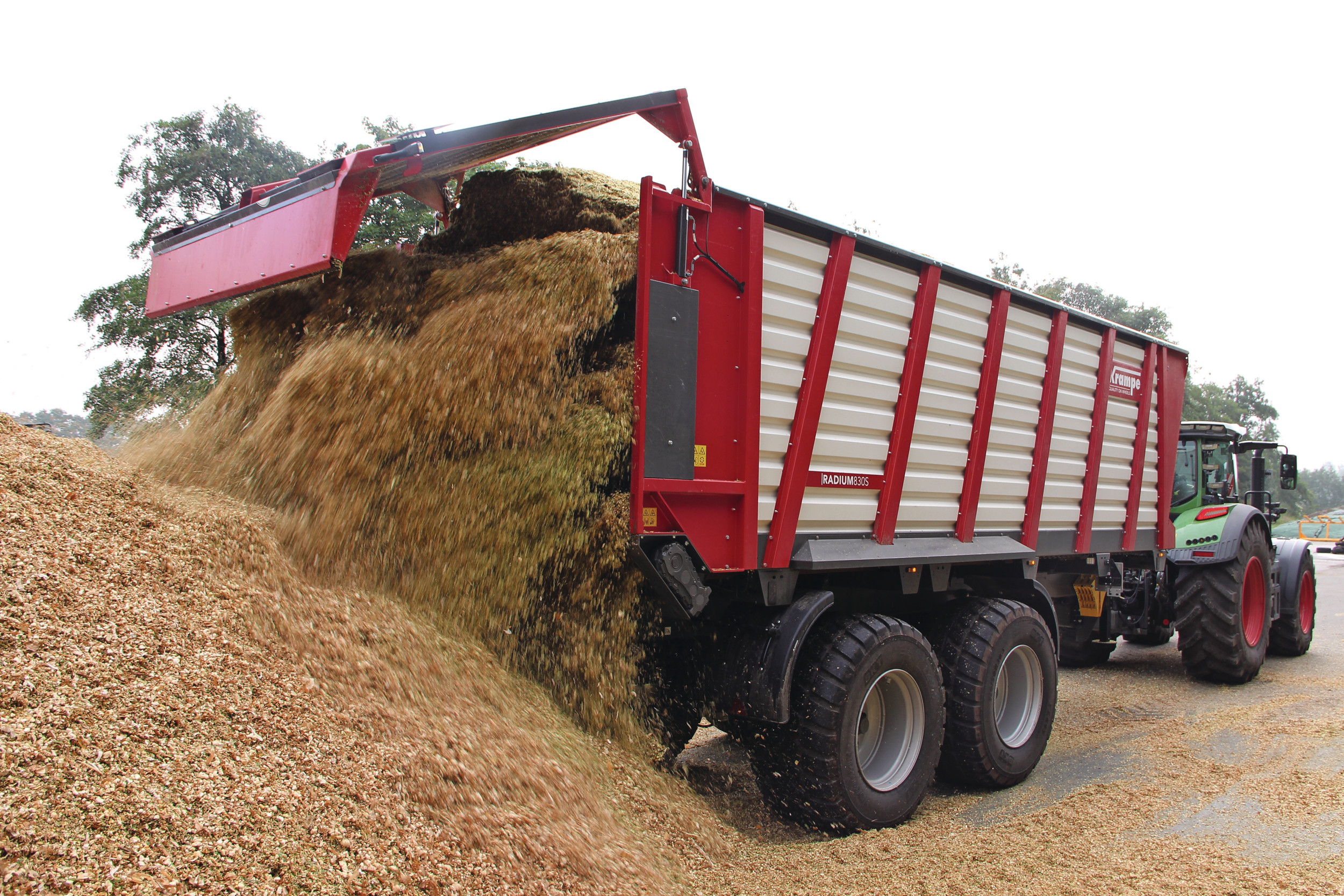 De nieuwe Radium 830 S van machinefabrikant Krampe lost mais bij een Duitse boer. In 40 seconden is de wagen leeg, gemeten vanaf het moment dat klep een klein beetje open gaat. Foto's: Bas van Hattum