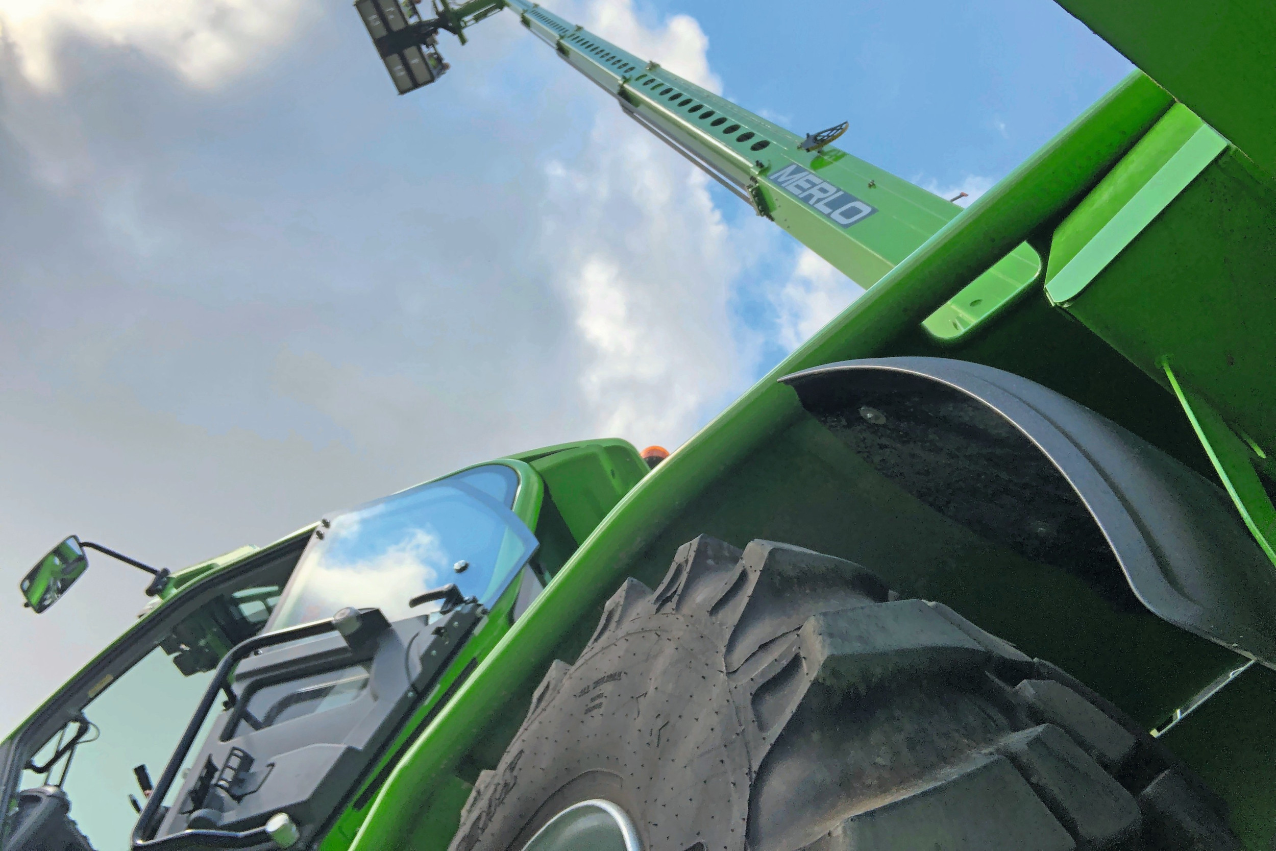 Een kijkje op de langste giek van Merlo op een roterende verreiker. De Italiaanse machinefabrikant bouwt momenteel 8.000 machines per jaar, hoofdzakelijk verreikers. Het doel voor 2028 is 10.000 machines per jaar produceren. Foto's: Bas van Hattum