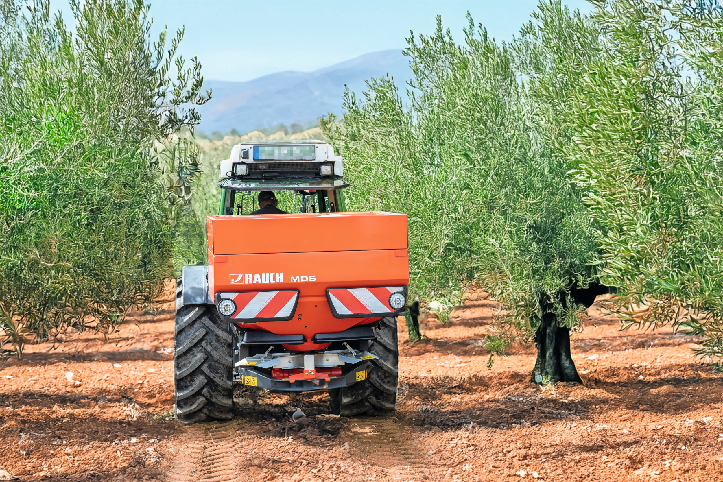 Rauch presenteert zijn innovatieve sensorsysteem SpotSpreading. Dit systeem brengt de korrel (kunst)mest uitsluitend op de plek waar bomen of planten deze ook effectief absorberen. Foto: Rauch