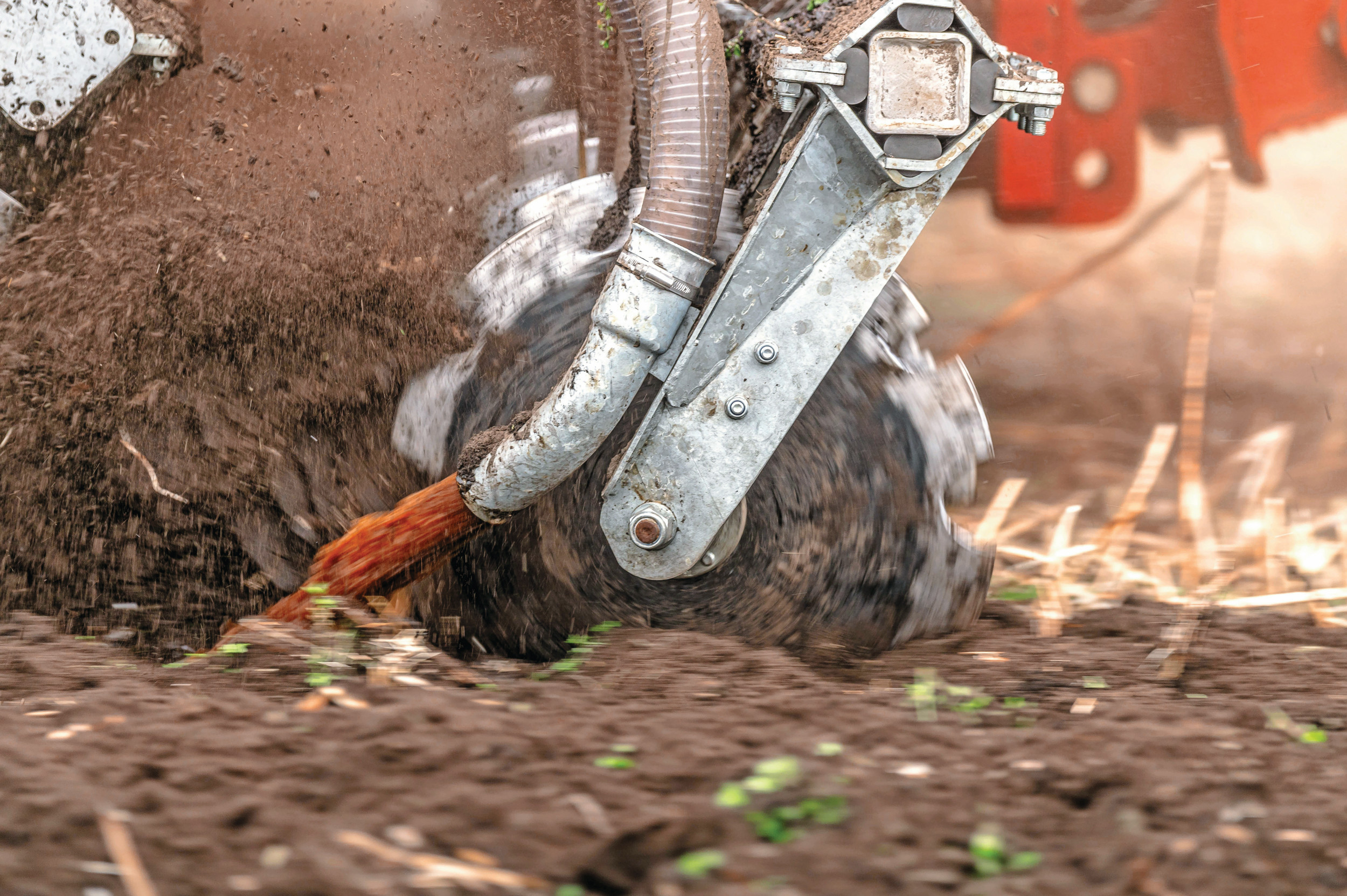 De schijvenbemester aan het werk bij het injecteren van mest. Een schijvenbemester werkt doorgaans minder diep dan een vastetandbemester, maar mengt wel beter. Foto’s: Evers Agro