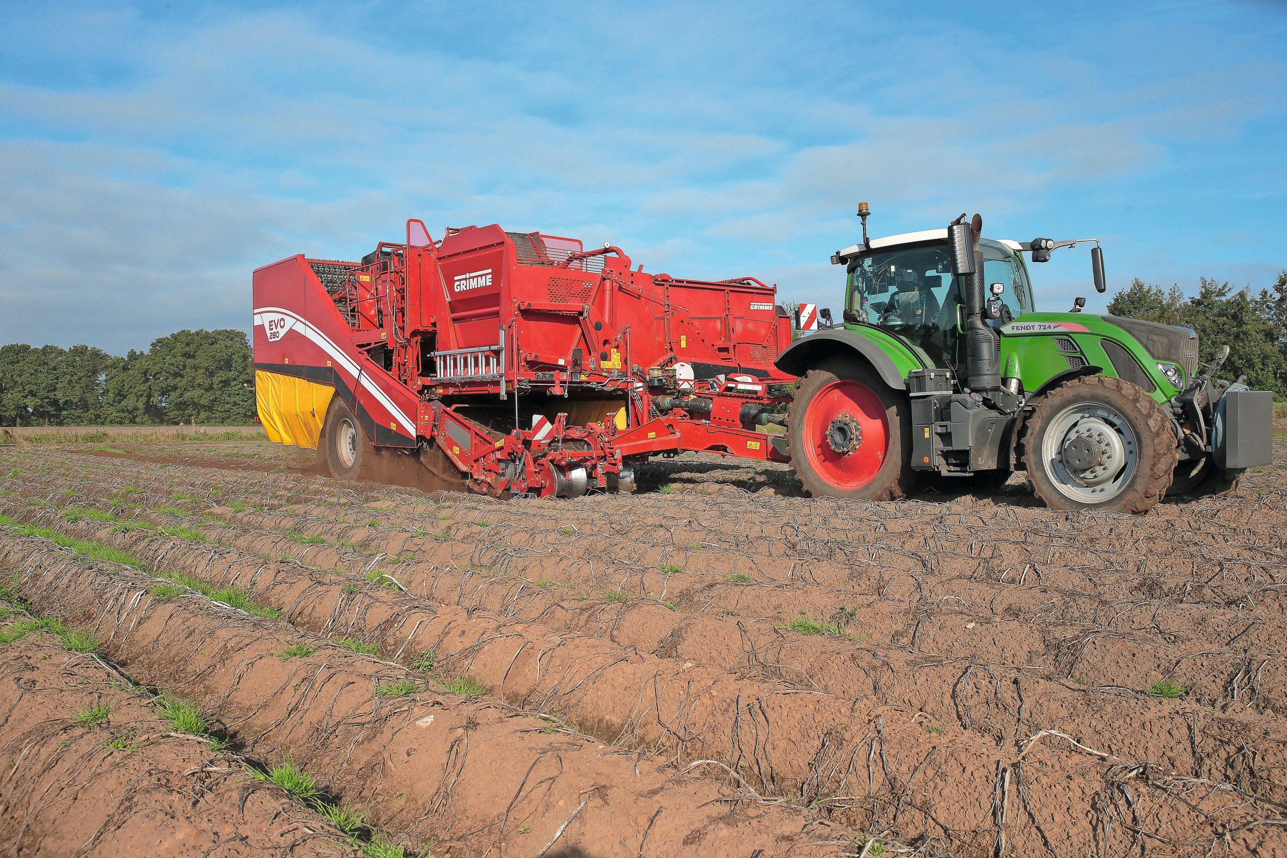 TREKKER onderwerpt de getrokken aardappelrooier Grimme Evo 280 aan een werktuigtest. De non-stopbunker met een opgegeven volume van 7,5 ton laat zich zelfs met 8 ton aardappelen vullen. Dat is top. Minpunten, of nadelen zo je wilt, zijn er echter ook. Foto: Hans Prinsen