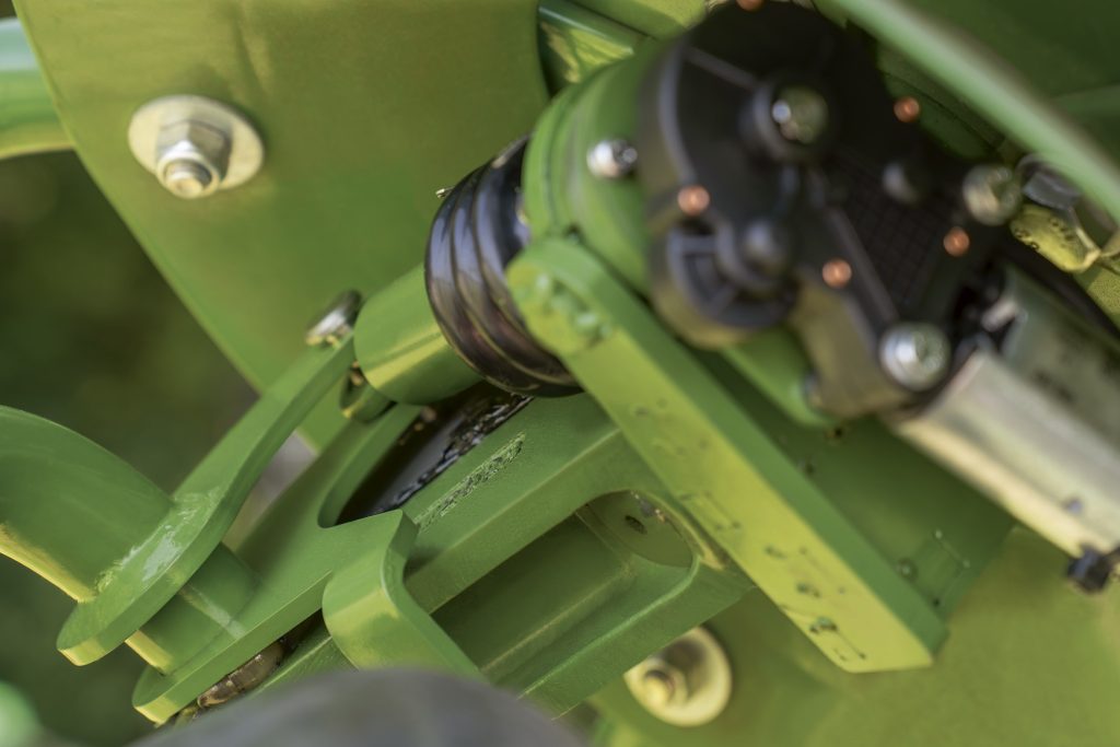 Een kleine elektromotor onder elke schudrotor zorgt voor de traploze, elektrische schudhoekverstelling. De bediening verloopt draadloos vanuit de trekkercabine.