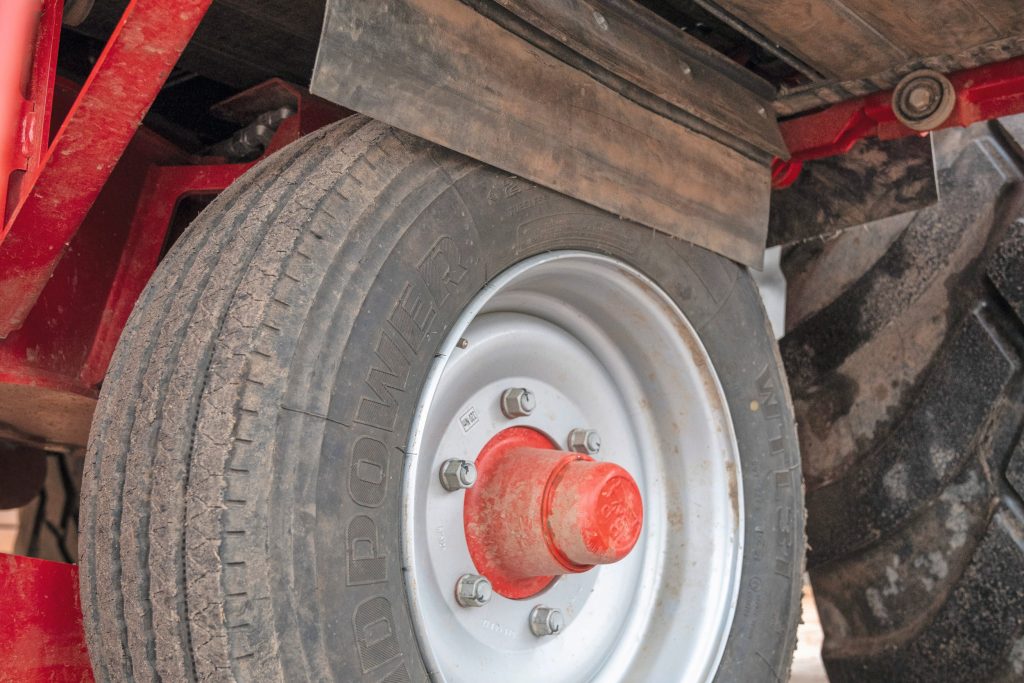 Zomaar een detail dat beter kan (moet). Deze rubberen flap moet de stenen uit de stenenvanger begeleiden, maar hangt tegen het wiel van de hulpas aan en sluit zodoende de afvoer af. Foto: Farina Schildmann