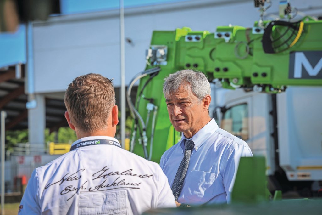 De huidige directie wordt gevormd door drie van de vijf kinderen van Amilcare Merlo (1934-2022), waaronder Paolo Merlo (foto), hier in gesprek met TREKKER-hoofdredacteur Bas van Hattum. Foto: Matthijs Verhagen