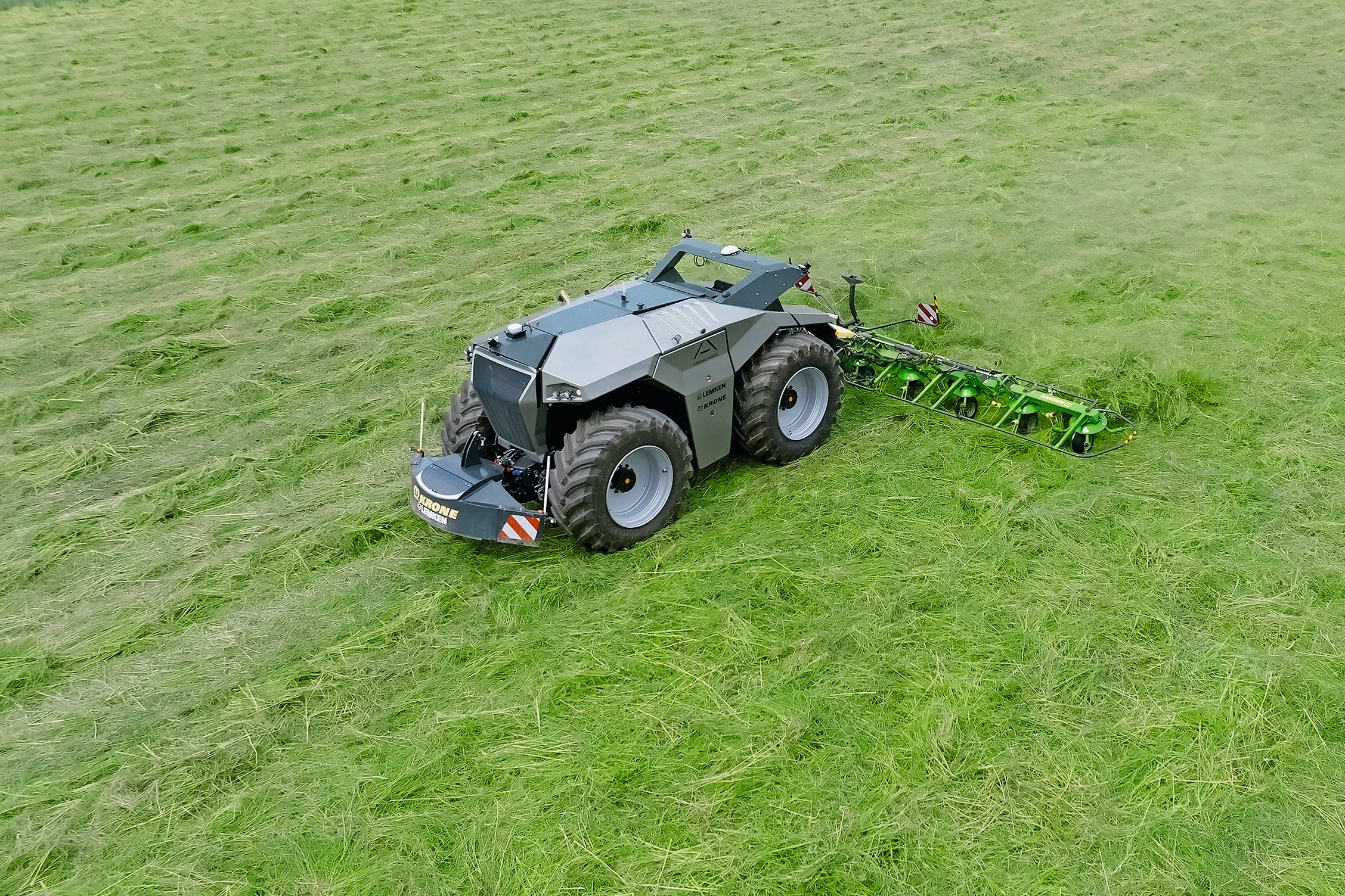 Krone wil werktuigen steeds slimmer maken zodat ze klaar zijn voor autonome trekkers en robottrekkers. De elektrische hoekverstelling is één van die stappen om machines slimmer te maken. Foto’s: Krone