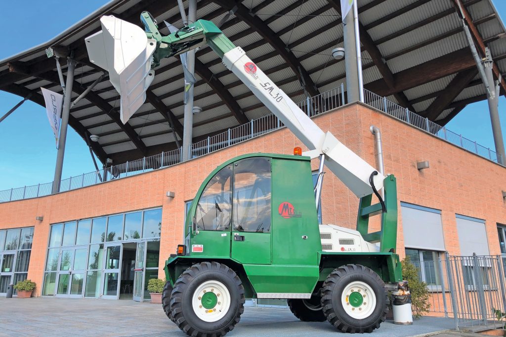 De Merlo SM 30 was de eerste verreiker die Merlo bouwde in 1981. De machine was een logische opvolger van de vierwielgestuurde off-road heftruck die de fabrikant bouwde in 1970 en de bouwkraan met telescoopgiek die werd ontwikkeld in 1974.
