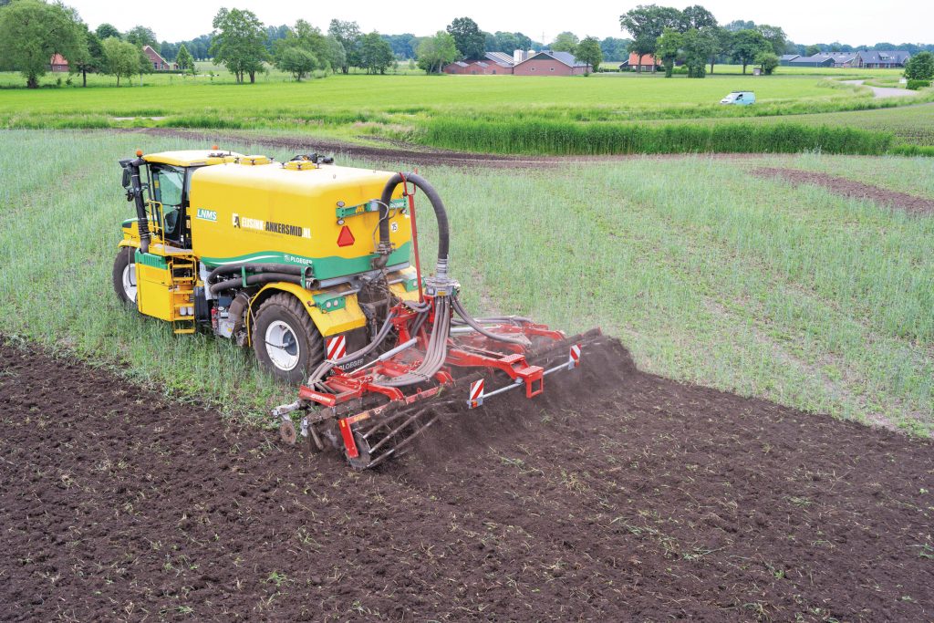 Hier een schijvenbemester achter een zelfrijder in een groenbemester. Juist dan, dus bij een forser gewas, laat de schijvenbemester een vlakker en beter gemengd werkbeeld achter.