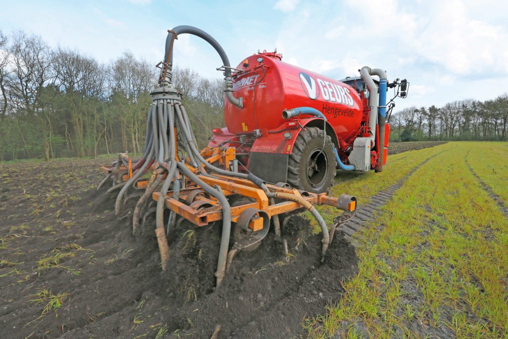 Een Veenhuis-vastetandbemester achter een Vervaet-zelfrijder. Als het moet kan deze combi de mest dieper inwerken dan een schijvenbemester. Foto: Henk Riswick