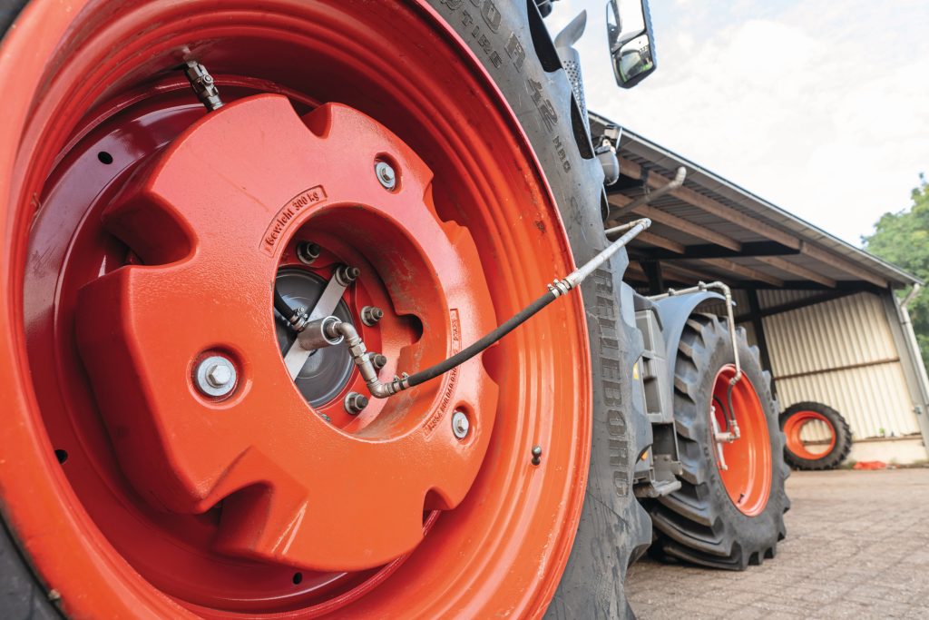 De meeste systemen hebben uitwendige leidingen. Ze zijn eenvoudiger in onderhoud, maar gevoeliger voor schade.