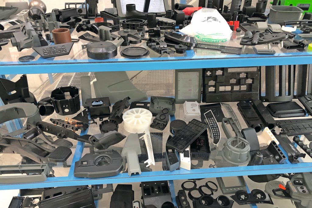 Bij een rondgang over het fabrieksterrein valt op dat Merlo veel zelf bouwt en zelfs in eigen beheer alle kunststof onderdelen bouwt. Voorbeelden zijn te zien op deze foto.