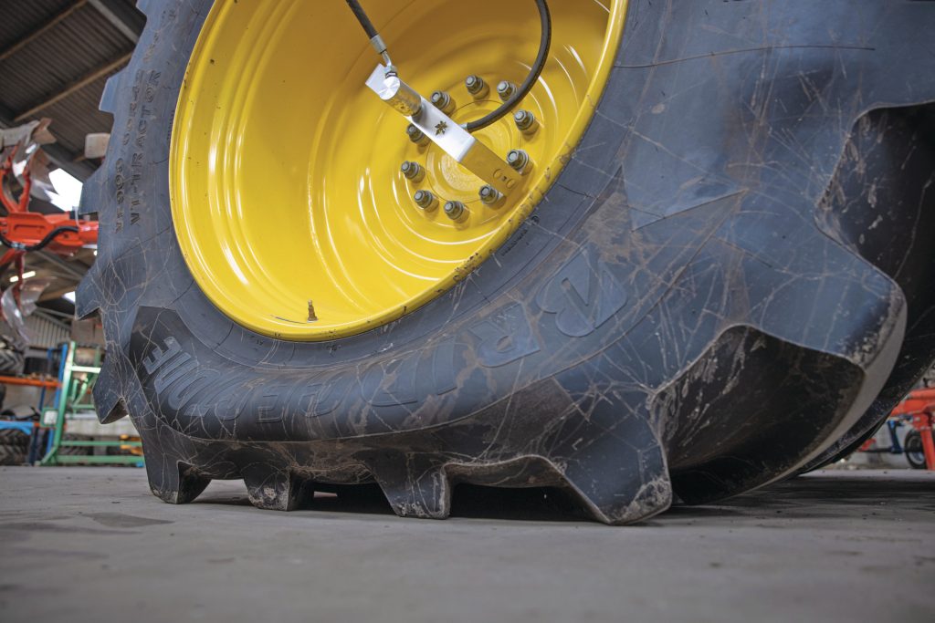 Het grote voordeel van drukwisselsystemen blijft dat je op lage druk kunt rijden. Dit is hier duidelijk te zien door de dikke wang van de trekker.