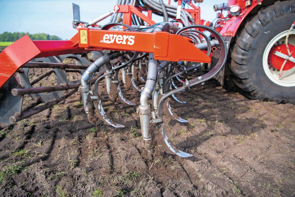 Een bouwlandbemester kun je uitrusten met vaste tanden en triltanden (zie foto). Elke tand heeft zijn eigen mestuitloop.