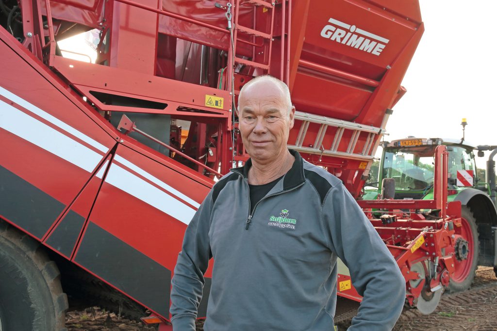 Jos Snijders, medewerker van Snijders Aardappelen in Winterswijk-Meddo (Gld.), rooit met een Evo 280 Gen 2 met standaard bunker. “Door het grote aantal relatief kleine percelen past een getrokken rooier het best bij ons.” Foto: Hans Prinsen