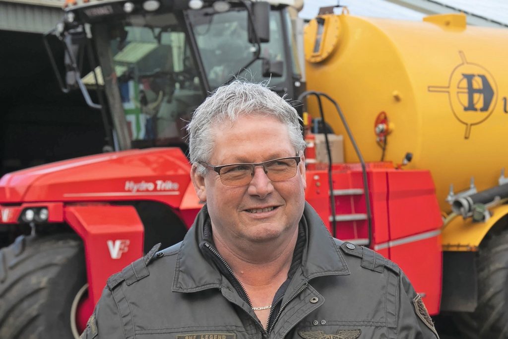 Loonwerker Henk van Oosten voor zijn mesttank. Foto: Hans Banus