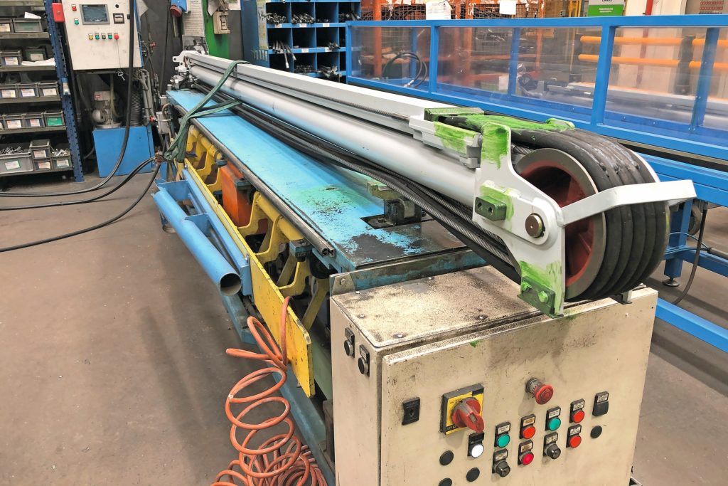 Zie hier de binnenkant van een verreikergiek. Een vernuftig samenspel van hydrauliekslangen, rollen, staalkabels en een subframe. Merlo zegt hiervan de uitvinder te zijn, wat erna door vele anderen is gekopieerd.