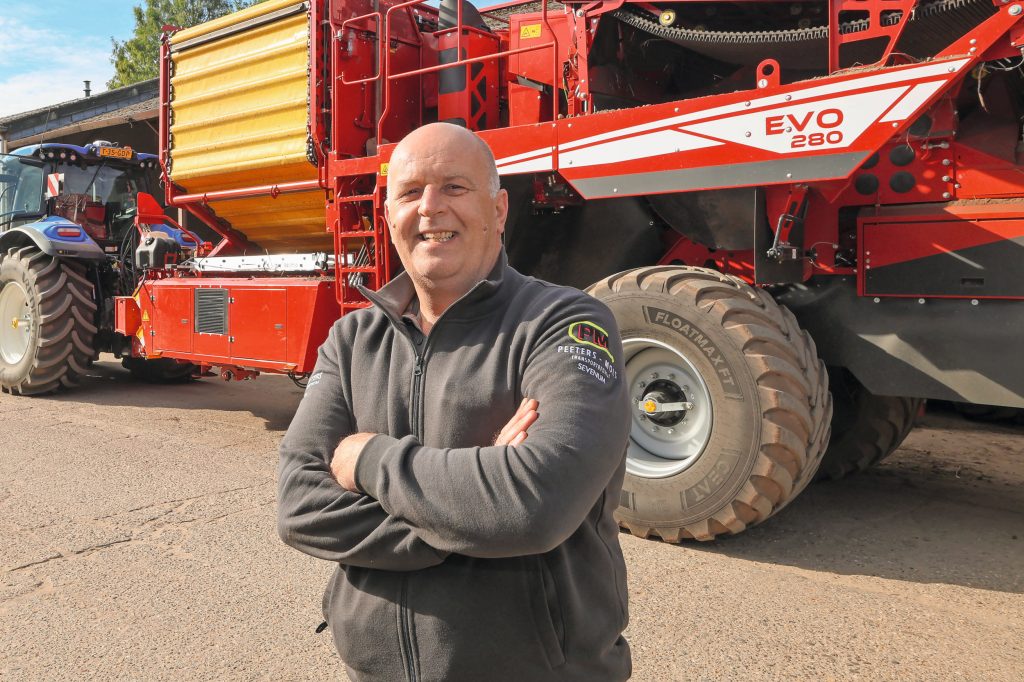 Loonwerker Manfred Peeters werkt sinds dit seizoen met de derde generatie Grimme Evo 280 met non-stopbunker. “Dankzij de hydraulische aandrijving en Isobus heb je nu veel meer instelmogelijkheden”, zegt hij. Foto: Bert Jansen