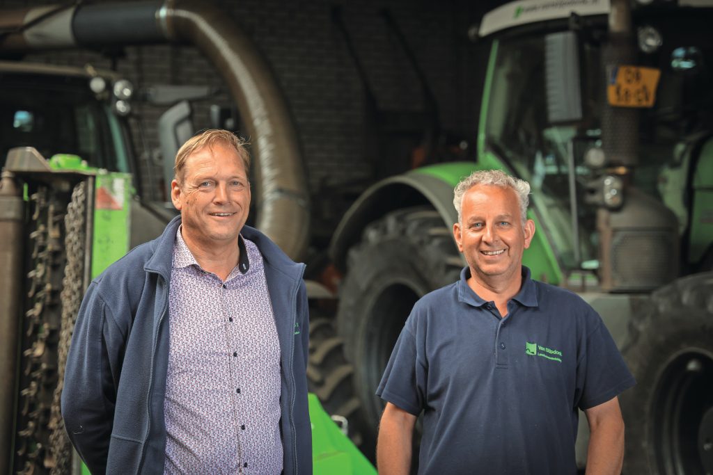 Johan Wijffelaars (rechts) is chef werkplaats, Dirk Jan van Stipdonk (links) is de huidige eigenaar van Van Stipdonk Landschapsinrichting. Van Stipdonk Landschapsinrichting begon zo’n 60 jaar geleden met grondverzet. Als één van de eerste bedrijven startte Van Stipdonk senior in de jaren tachtig met landschapswerk, met bijvoorbeeld heideplagmachines. Nu telt het bedrijf in Geldrop (N.-Br.) dertig medewerkers, waarvan vier fulltime in de werkplaats.