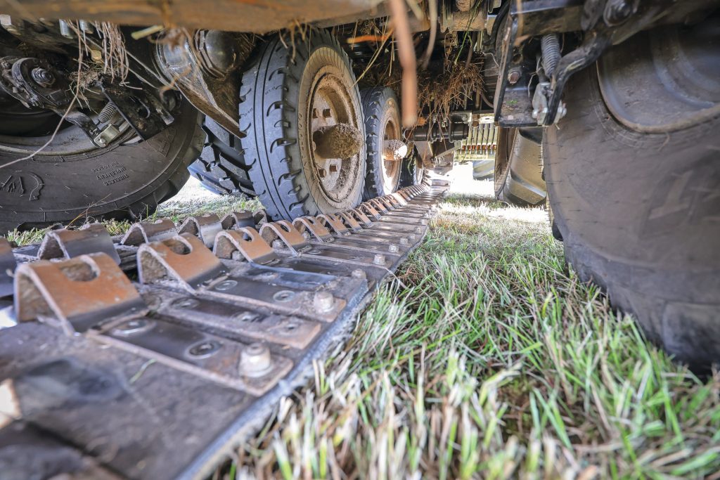 De rupsband is 75 centimeter breed en heeft zo'n 4 meter contactoppervlak, en loopt dus óm de assen heen. Er zijn drie loopwielen. Het hele rupsstel is geklemd opgehangen aan de assen en hydraulisch uithefbaar.