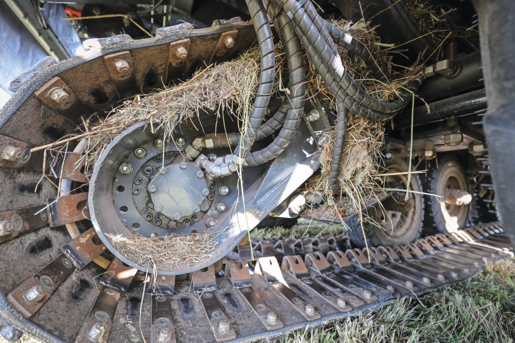 Achterop bevindt zich de aandrijfmotor met sprocketwiel. Behalve draagvermogen geeft de rups ook extra tractie.