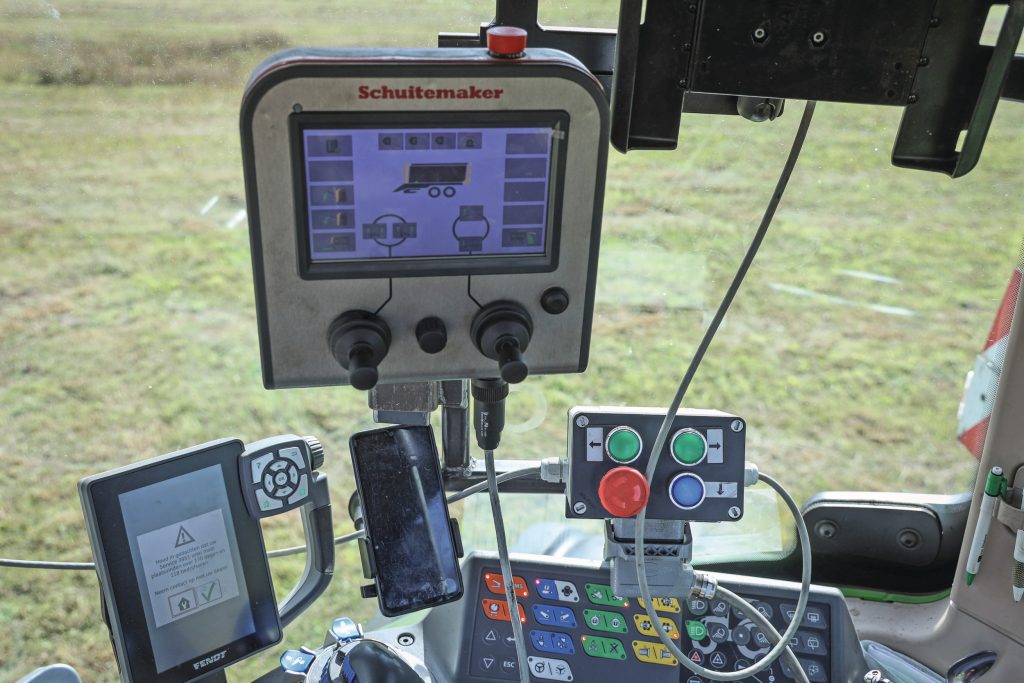 De bediening is bewust heel eenvoudig gehouden én beveiligd, zodat verschillende chauffeurs ermee overweg kunnen. Zo schakelt de aandrijving bij het heffen automatisch uit.