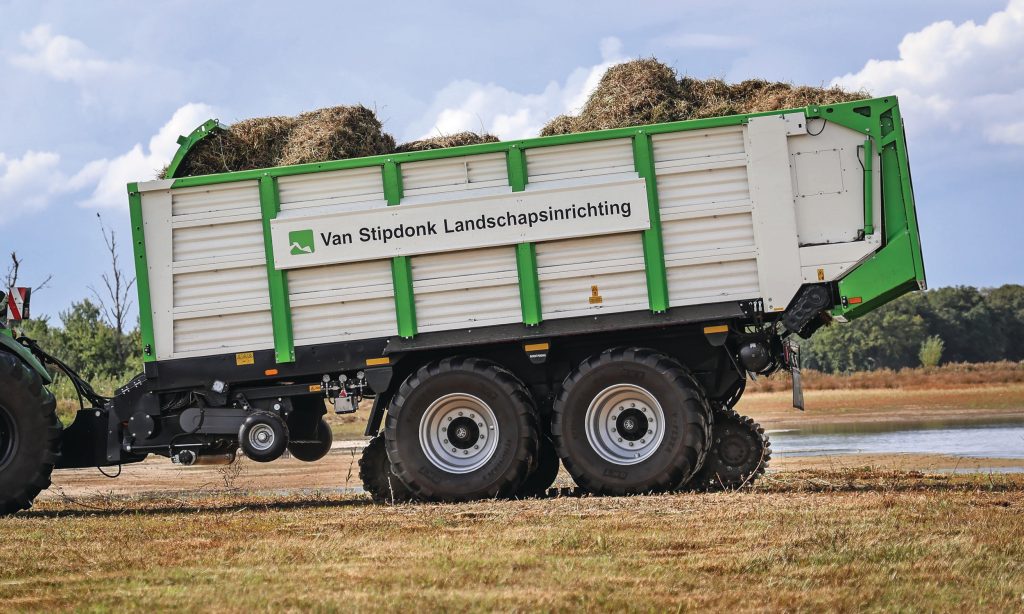 Van de zijkant is het extra contactoppervlak dat de rups creëert duidelijk zichtbaar. Om ruimte te scheppen werden chassis, asophanging en remboosters aangepast.