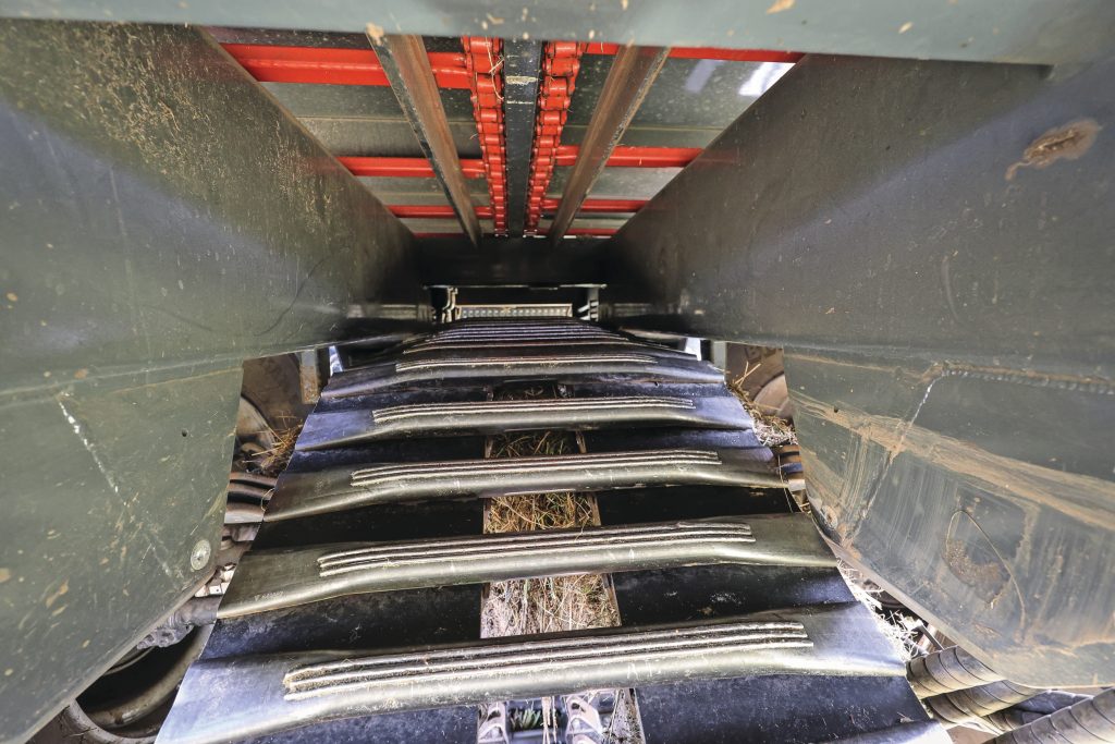 Door te kiezen voor eenvoudige bladvering bleef de asophanging smal. Daarmee was er voldoende ruimte om de rups tussen de chassisbalken te bouwen.