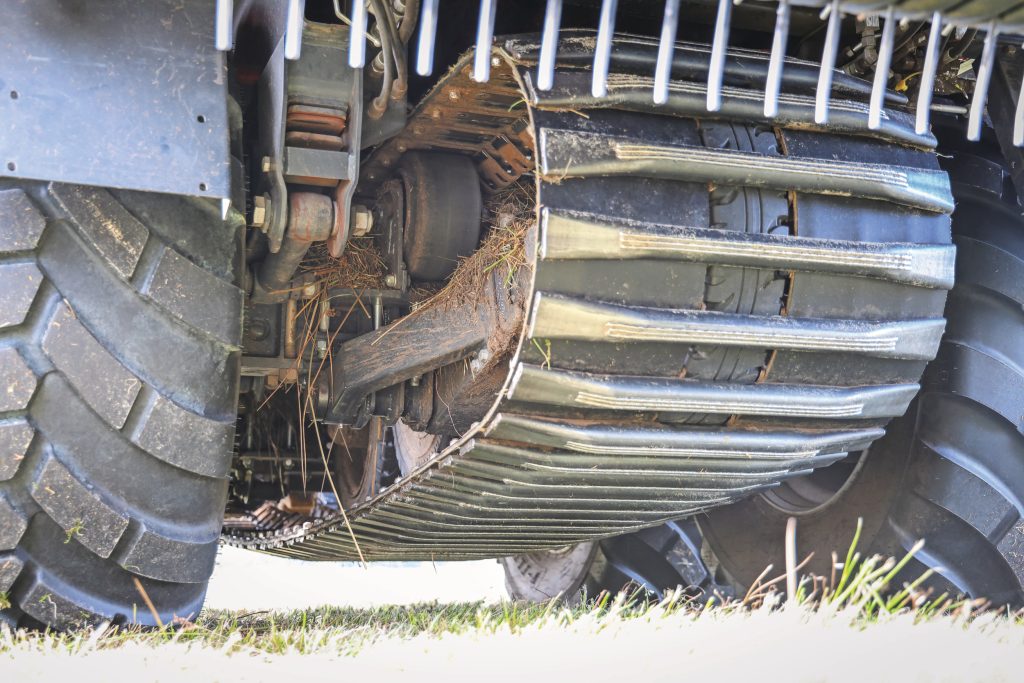 Met de rups omhoog gedraagt de opraapwagen zich op straat als een normale tandemasser. Die combinatie van rups en band is behoorlijk uniek.