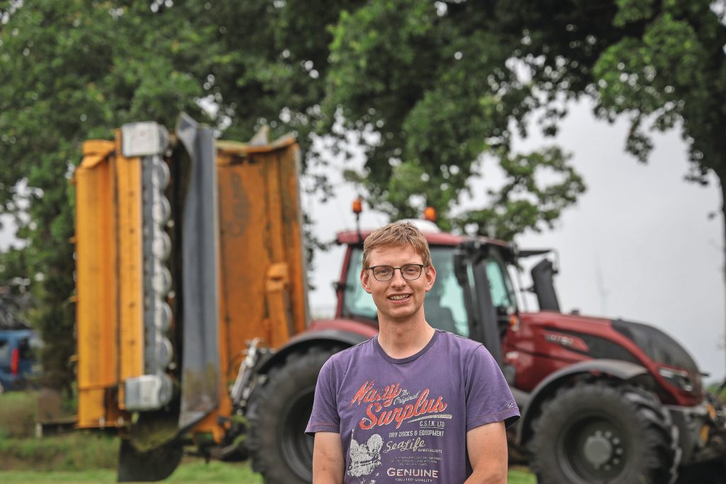Laurens Dekker (34) heeft in maatschap met zijn ouders een melkveebedrijf met 260 koeien in Gasselterboerveenschemond (Dr.). Het bedrijf telt 130 hectare grasland en 30 hectare mais. Op gewasbescherming, maiszaaien en hakselen na doen de veehouders alle landwerk in eigen beheer. Het machinepark is compact en jong, gericht op capaciteit. De maatschap melkt samen met enkele vaste medewerkers in een 28 stands Delaval-carroussel.