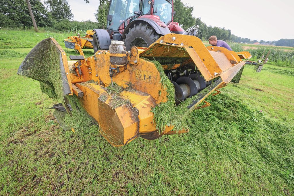 Zowel de kneuzer als de zwadvijzel zijn continu aangedreven met een kettingoverbrenging. Simpel, mechanisch en hufterproof. Voor volvelds afleggen zet Dekker hydraulisch de klep open.
