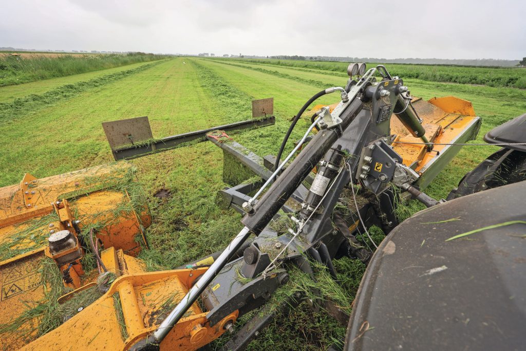 De centrale bok van de vlindermaaier oogt degelijk. In de kopakkerstand zijn de maaiers afgeveerd met een stikstofbol.