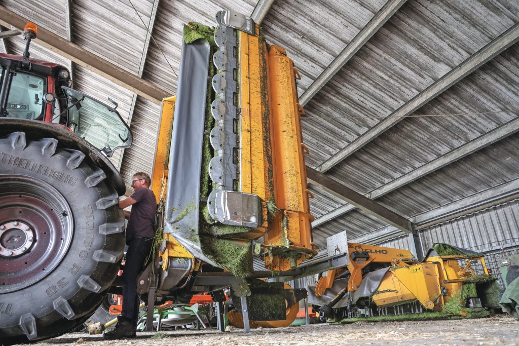 De vlindermaaier weegt zo'n 3.150 kilo en is opgeklapt af te koppelen. De brutoprijs van de set maaiers (NM9000SF-vlinder plus NM3200F-front) bedraagt € 91.500.