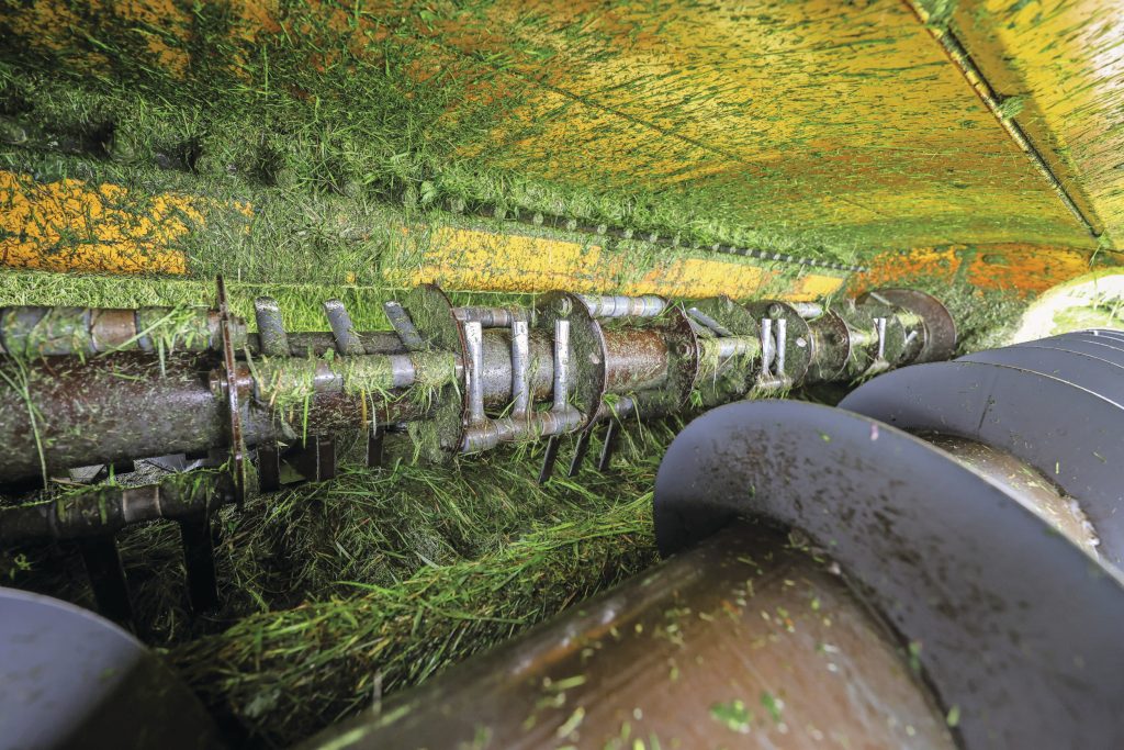 De kneuzer werkt met massieve, afgeronde kneusvingers die het gewas door een verstelbare slaglijst slaan. Door de ronde kanten breekt het gras niet maar raakt enkel de waslaag beschadigd.