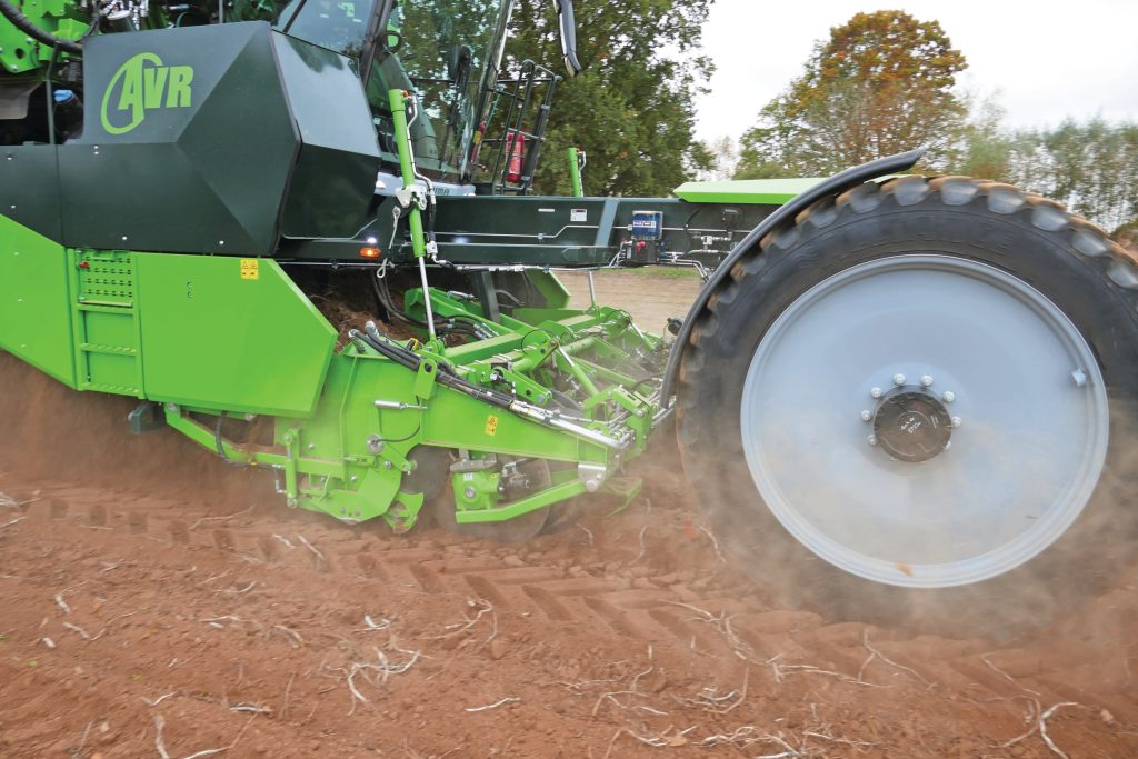 De ACC-bek is nu met een snelkoppelsysteem gemonteerd en snel te wisselen voor bijvoorbeeld een uien set. Links op de hoek daarom snelkoppelingen voor de hydrauliek. Cilinder links onder is om beitels te heffen voor tweerijïg rooien. Foto: Martin Smits