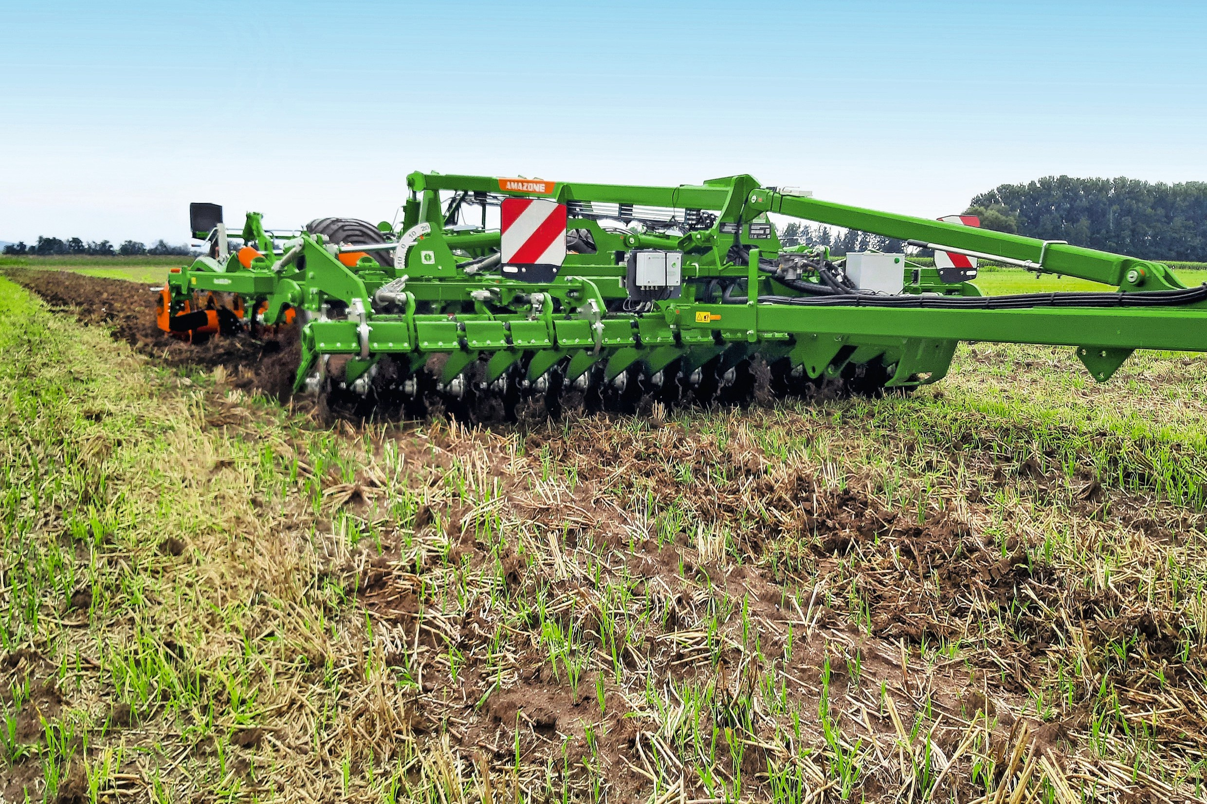 Het systeem SoilDetect van machinefabrikant Amazone maakt gebruik van AutoTill-sensoren en een vierpuntmetingsmethode via de tanden van de cultivator, waarmee stroom in de grond wordt geleid. Na een aansluitende meting kan via SoilDetect een kaart worden gemaakt die de bodemconditie weergeeft. Foto's: Amazone