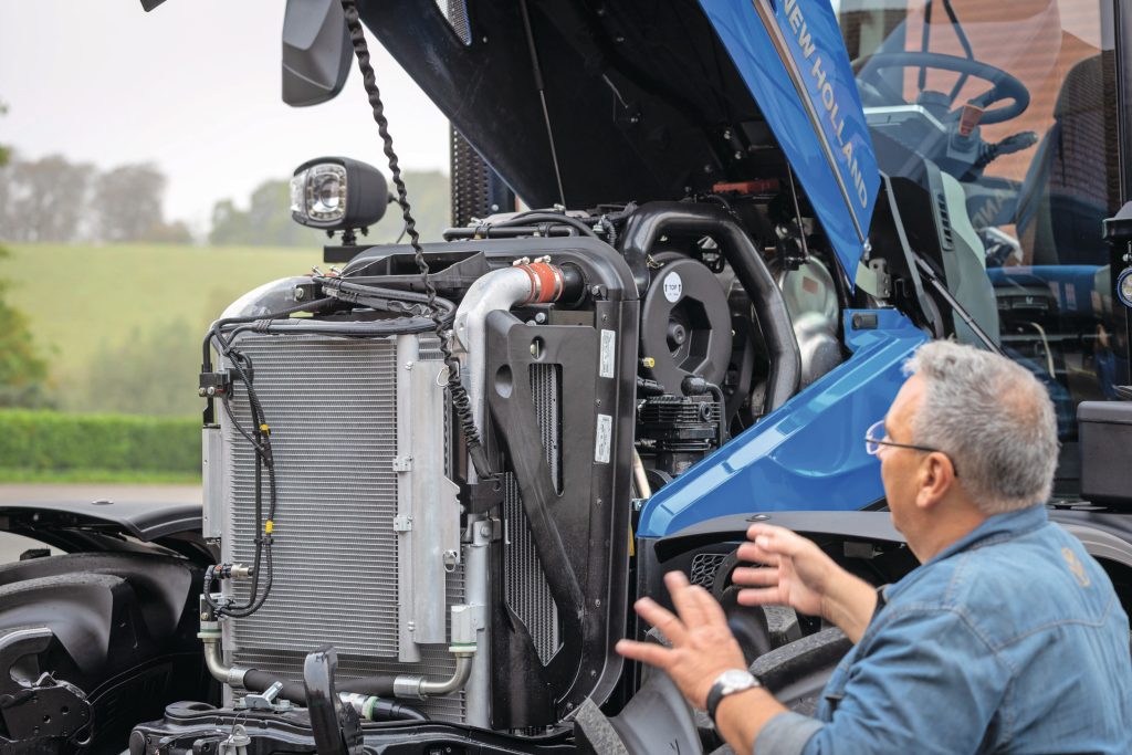 New Holland gebruikt nog steeds de 6,7 liter FPT-motor. Wel met andere software, die zorgt dat het motorvermogen beschikbaar is bij een lager motortoerental (1.500 toeren).