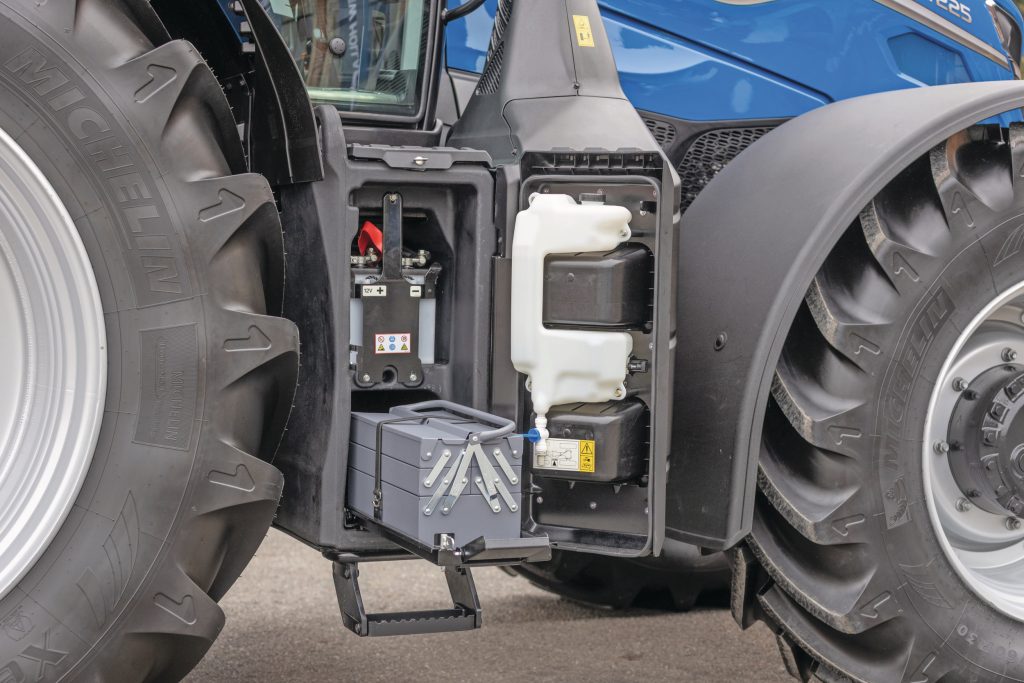 Een grote gereedschapskist op een slede, een schoonwatertank om je handen te wassen en de accupolen goed toegankelijk - een handig opbergvak aan de rechterkant dus. Dit is ook voorzien van degelijke traptreden voor het ramen wassen.