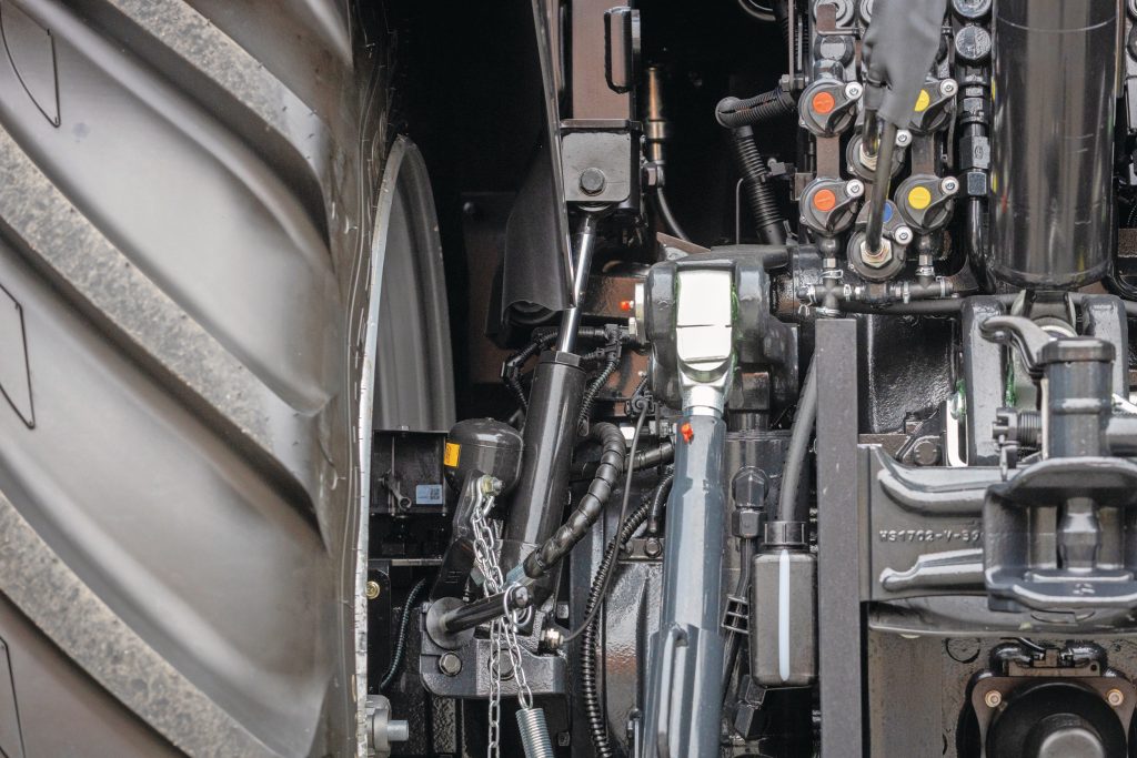 Je hebt keus uit mechanische cabinevering, of hydraulische óf pneumatisch. De hefinrichting kun je met pen-gatverstellingen switchen tussen categorie II- en III-spreiding.