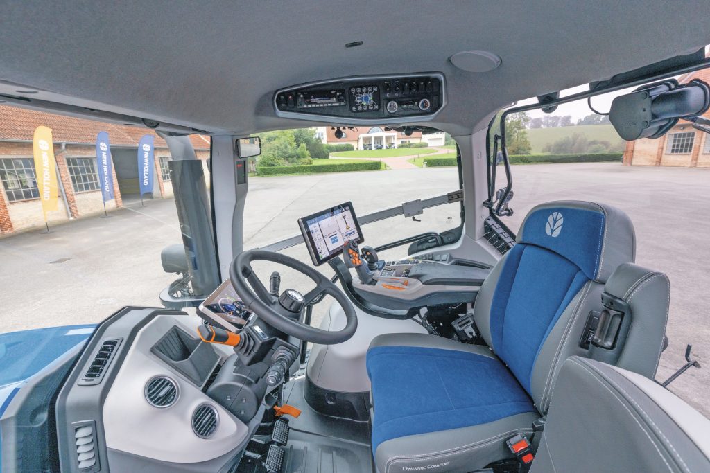 De nieuwe Horizon-cabine. Deze is een slagje kleiner dan de Horizon Ultra-cabine op de grotere T7's. Het is een fijne werkplek met fraaie afwerking. Let ook op het nieuwe bedieningspaneel rechtsboven in het dak. Daar stel je de verlichting in en heb je de radio en de klimaatregeling.