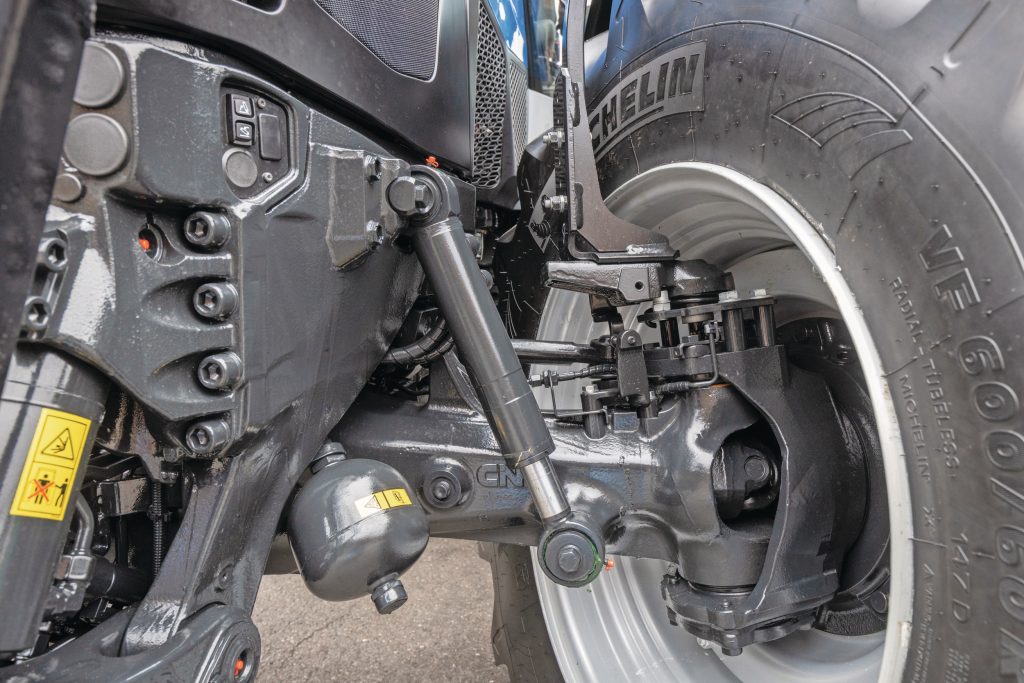 De nieuwe vooras is opgehangen aan het transmissiehuis en met twee dikke veercilinders direct aan de as. De nieuwe vooras veert fijn en maakt een grote stuuruitslag mogelijk.