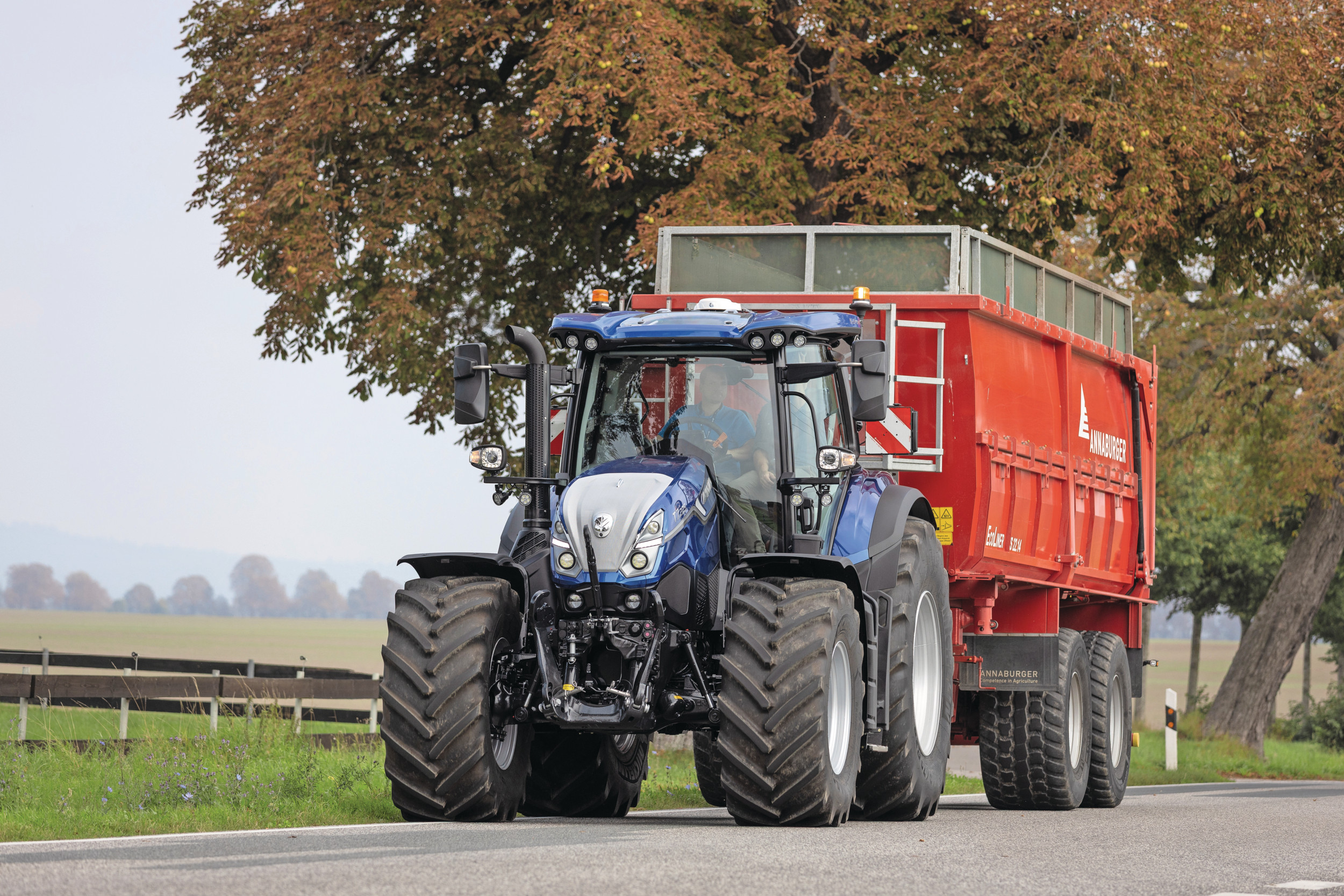 New Holland vernieuwt de T7 SWB-serie. Deze T7.225 Auto Command, de kleinste trekker uit de serie met 180 tot 225 pk, is van top tot teen nieuw: cabine, vooras, transmissie, én voorzien van een nieuwe kleur blauw. Foto’s: Bob Karsten