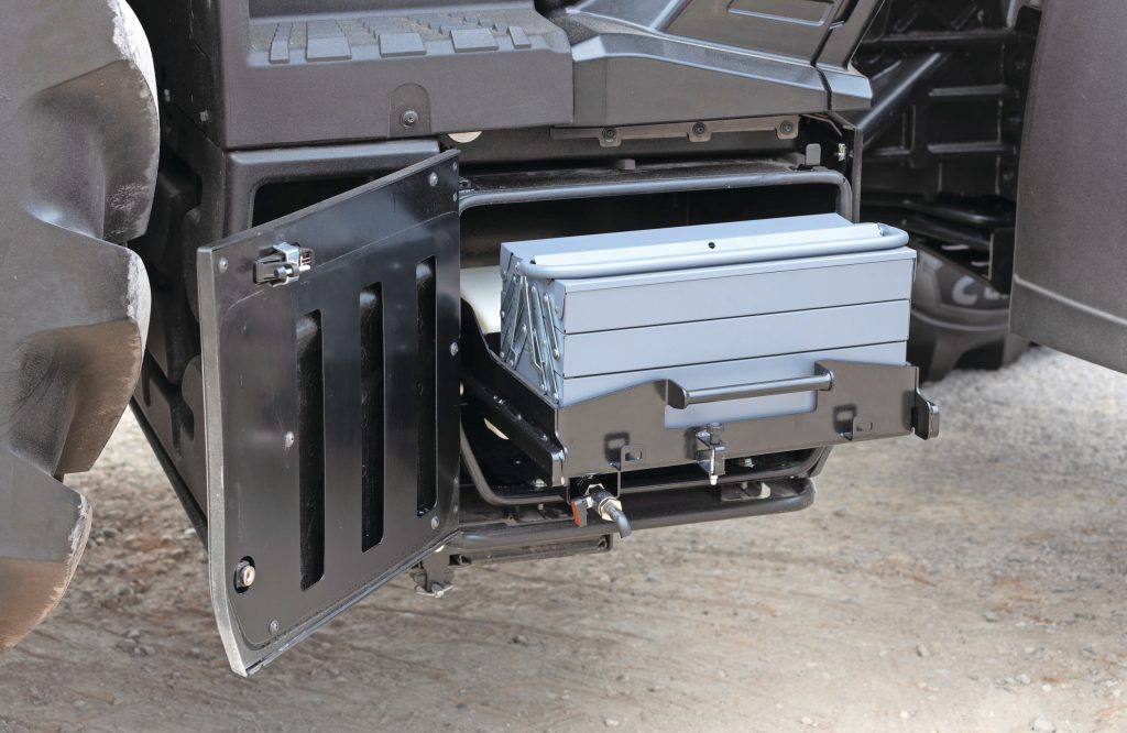 Aan de rechterkant van de trekker heeft Case IH een gereedschapskist op een slede gemaakt, met een kraantje erbij om meteen je handen te wassen.